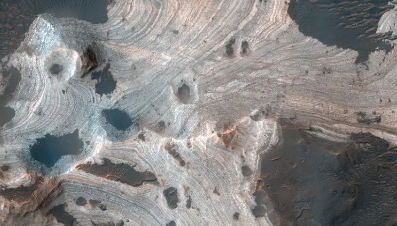 NASA Pamer Gambar Area Mars, Tampilkan Lapisan Rumit Batu di Sana