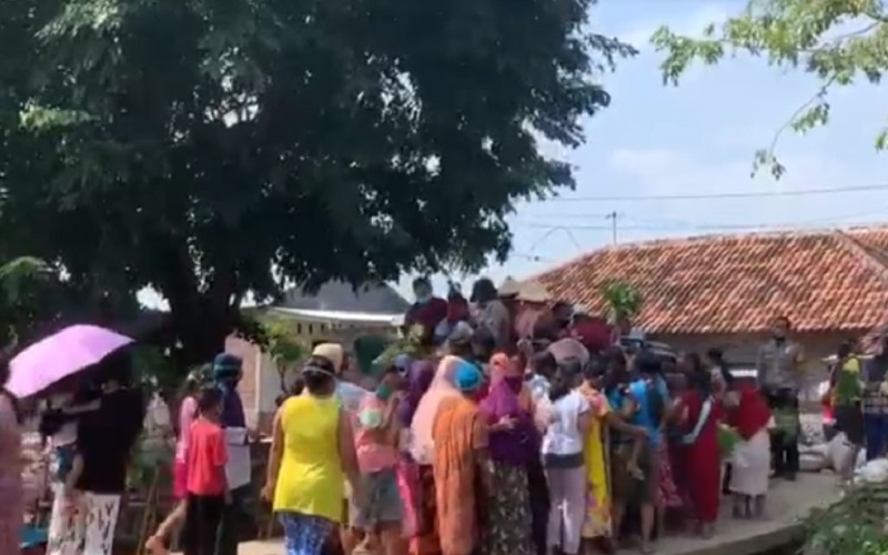 Berebut Sayuran Gratis, Emak-Emak di Semarang Lupa Jaga Jarak
