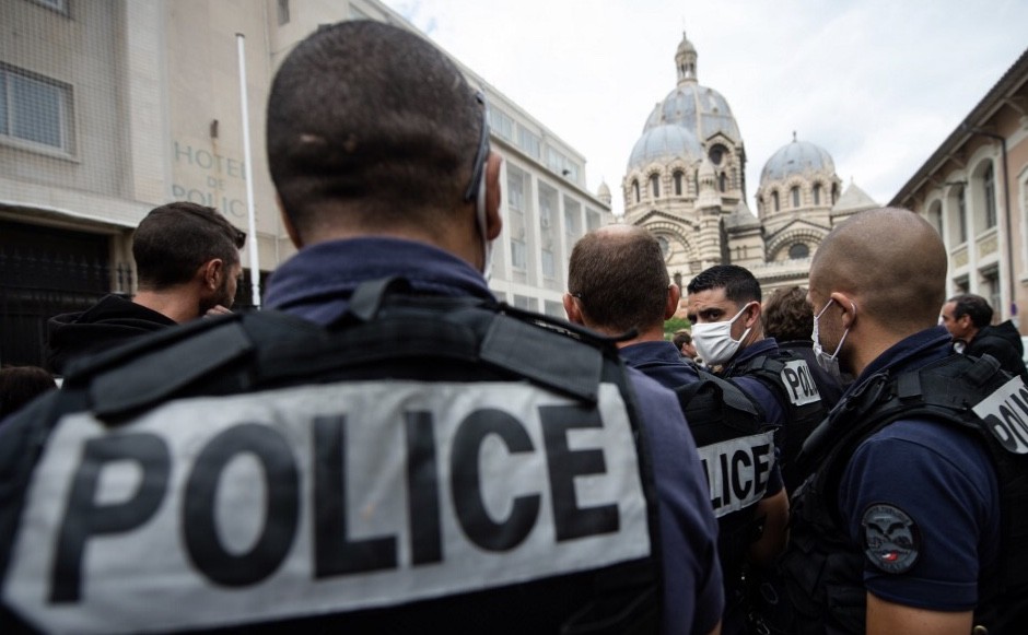 Polisi Prancis Demonstrasi Gara-Gara Dilarang Mengunci Leher Tersangka Kejahatan