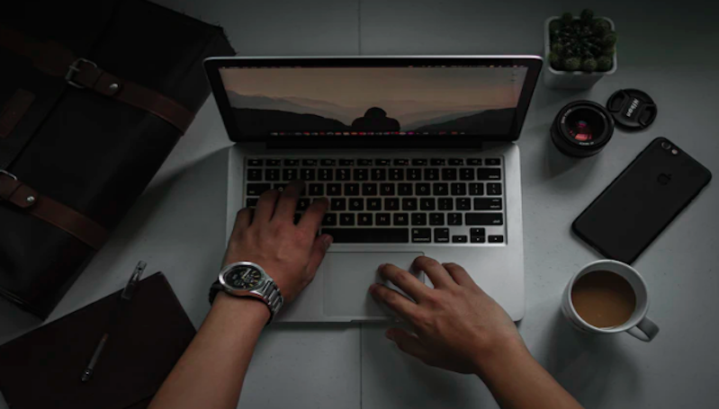 Mudah Banget! Begini Cara Membersihkan Keyboard Laptop