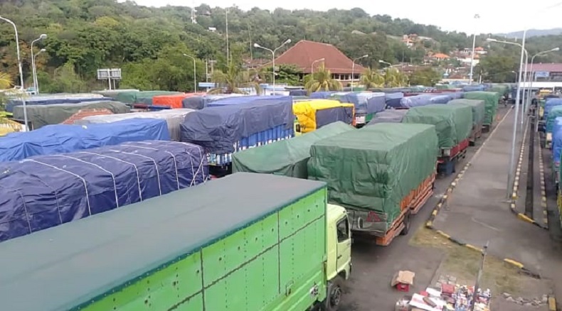 KM Dharma Rucitra Belum Dievakuasi, Antrean Kendaraan Menumpuk di Padangbai 