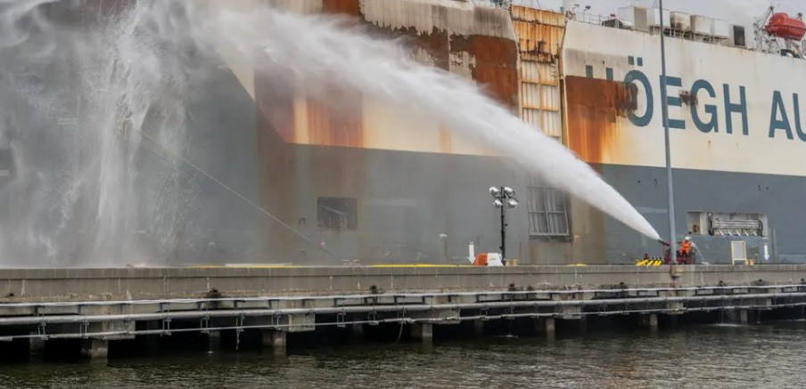 Kapal Pengangkut Barang Milik Hoegh Xiamen Terbakar, Ribuan Mobil Bekas Tak Selamat