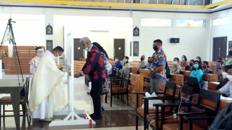 3 Bulan Ditutup, Gereja Katolik Sempan Timika Kembali Gelar Misa dengan Protokol Ketat
