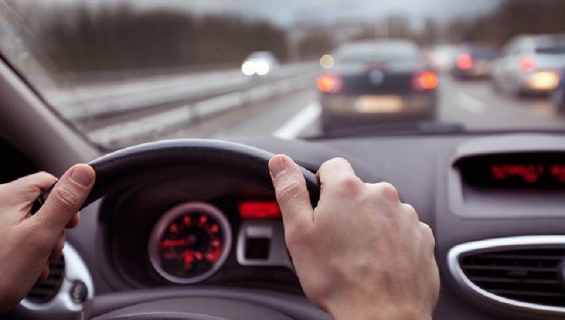 5 Tips Berkendara Aman, Disalip Sopir Ugal-Ugalan Ini yang Harus Anda Lakukan