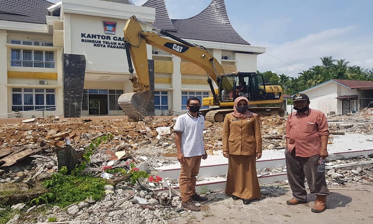 Bekas Kantor Camat Bungtekab Dibongkar Jadi Lapangan Upacara