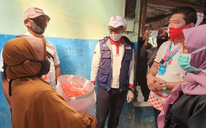 Sandiaga Uno dan Relawan Jokowi Salurkan Bantuan untuk 250 Penjaga Sekolah di Depok