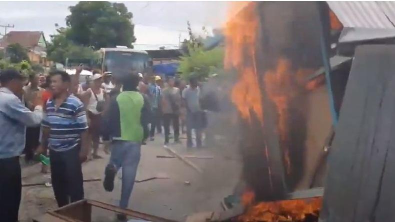 Demo Pembagian BLT di Madina Ricuh, Warga Bakar Balai Desa di Tengah Jalinsum