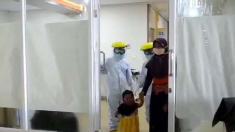 Sempat Viral Dijemput Tenaga Medis, Bocah 2 Tahun di Palembang Sembuh dari Covid-19