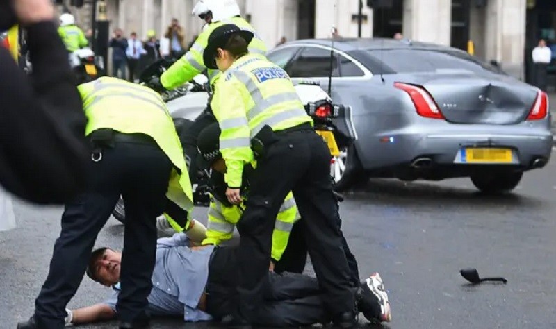 Mobil Jaguar Perdana Menteri Inggris Penyok Diseruduk Range Rover