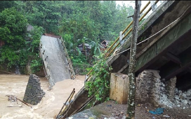 Jembatan Sungai Cimedang Tasikmalaya Ambruk Diterjang Banjir Bandang