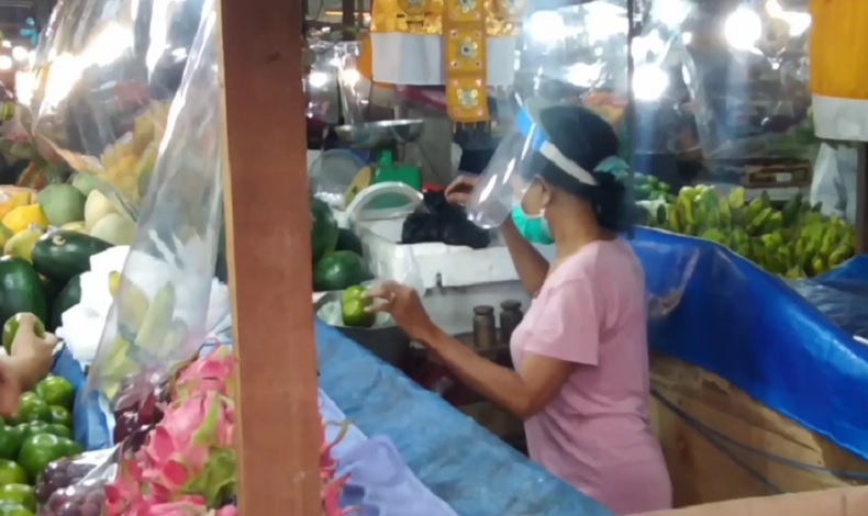 Pasar Jadi Klaster Penyebaran Covid-19, Lapak Pedagang di Denpasar Disekat Plastik