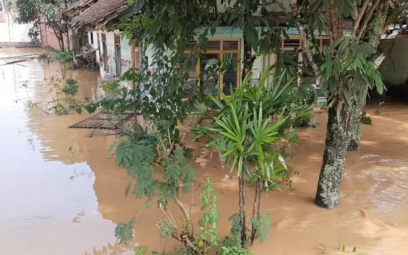 Gegara Banjir, Keluarga di Tasikmalaya Ini Tidur di Plafon Rumah