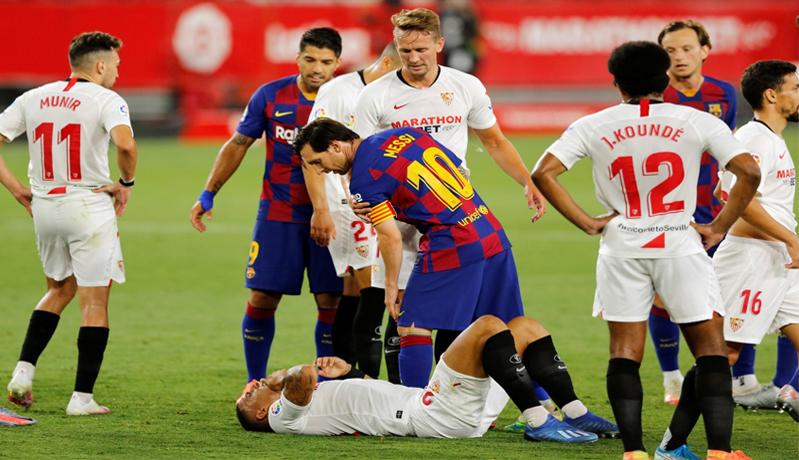 Lionel Messi Dorong Pemain Sevilla, Netizen: Kok Tidak Kartu Merah?