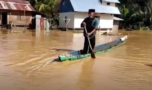 Seharian Diguyur Hujan, 2 Kecamatan di Agam Dilanda Banjir dan Longsor