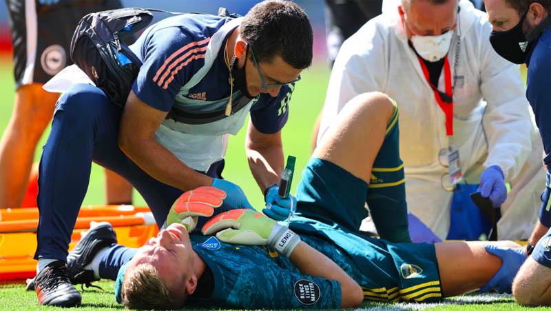 Kiper Arsenal Bernd Leno Cedera Lutut usai Bertabrakan dengan Neal Maupay