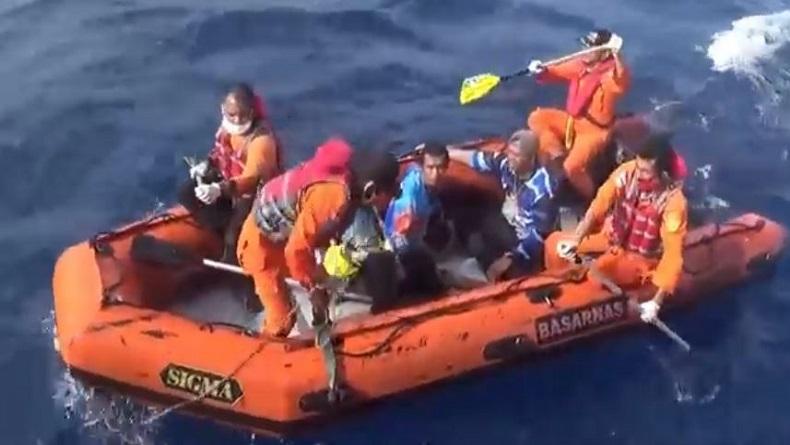 Kapal Bermuatan 13 Nelayan Dihantam Badai di Perairan Bungus Padang, 3 Orang Hilang