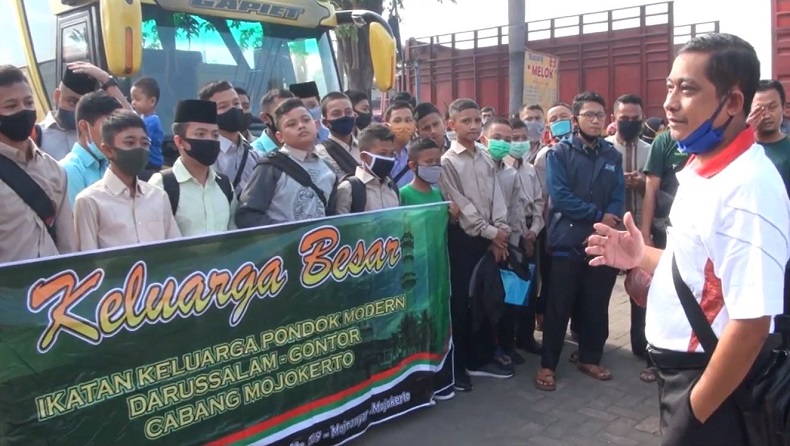 Ratusan Santri Asal Mojokerto Berangkat ke Pondok Gontor di Ponorogo dan Banyuwangi