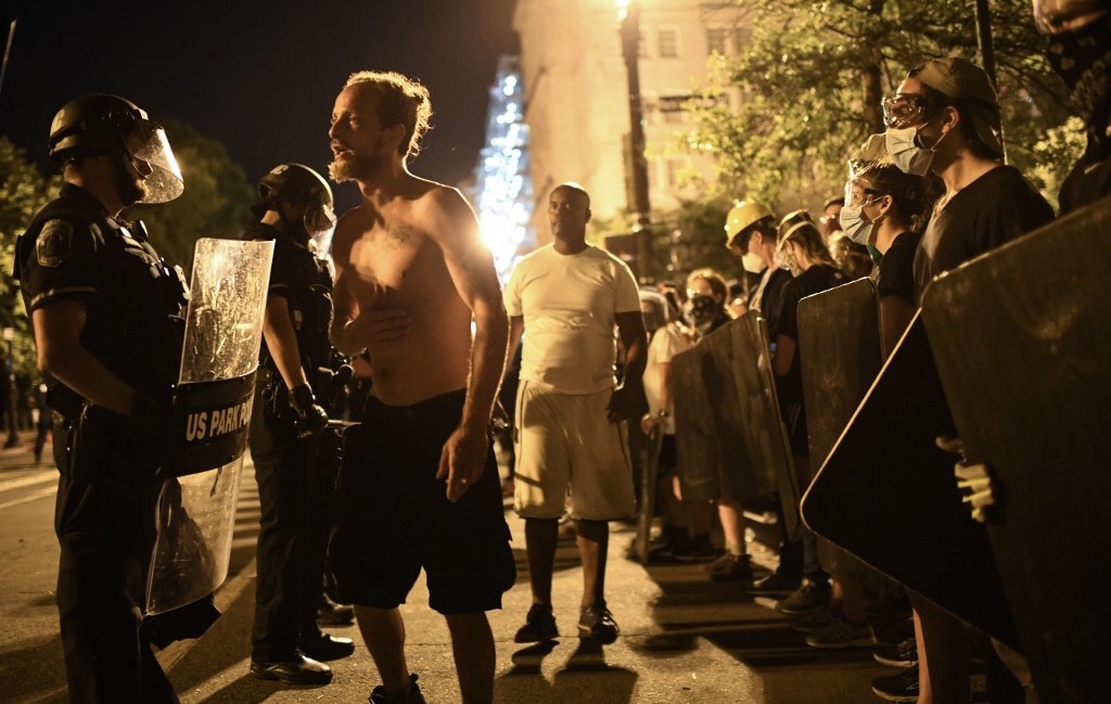 Patung Presiden AS Ke-7 di Depan Gedung Putih Nyaris Dirobohkan Demonstran