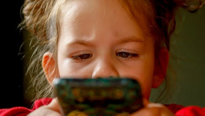 Kenali Dampak Buruk Smartphone untuk Anak