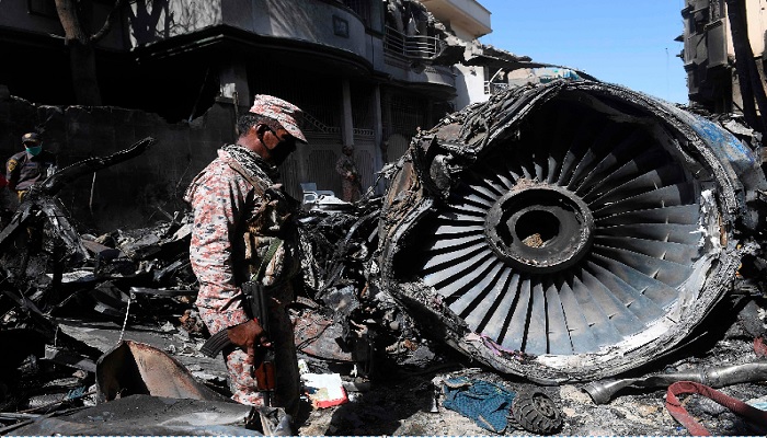 Pilot Bahas Virus Corona Jadi Penyebab Kecelakaan Pesawat Tewaskan 97 Orang di Pakistan