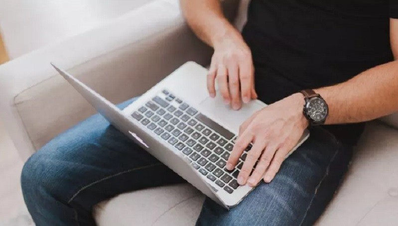 Sering Memangku Laptop? Ini Efek yang Bisa Ditimbulkan