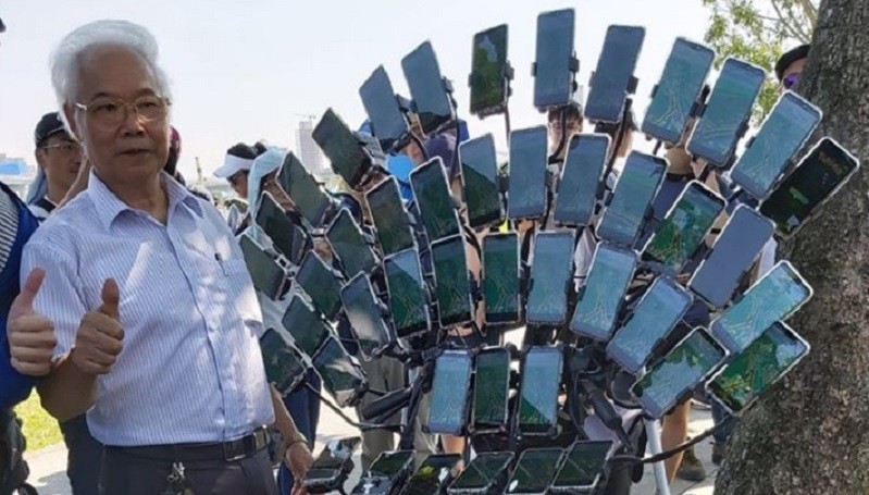 Unik, Kakek Ini Main Pokemon GO Menggunakan 64 Ponsel