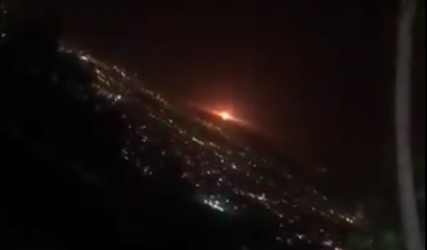 Heboh, Kilatan Cahaya Oranye Disertai Suara Mengerikan di Langit Iran