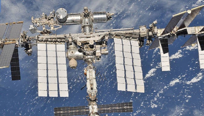 Roscosmos Akan Kirim Dua Turis ke Stasiun Luar Angkasa pada 2023