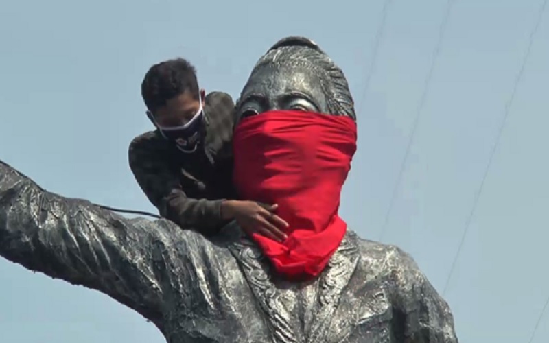 Patung RA Kartini di Jepara Dipasangi Masker Warna Merah