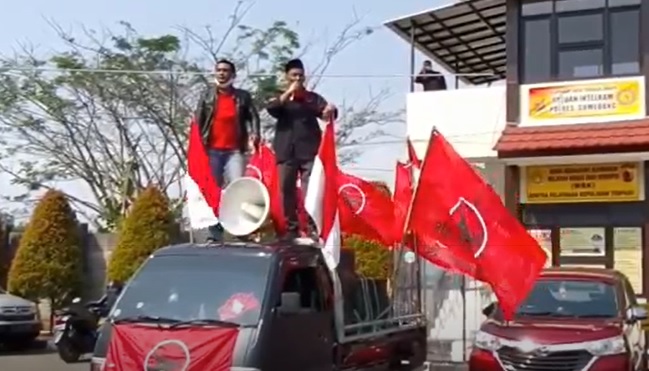 Kader PDIP Datangi Mapolres Sumedang Laporkan Pembakar Bendera Partai