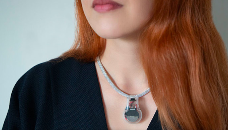 NASA Bikin Kalung yang Bisa Cegah Penggunanya Menyentuh Wajah