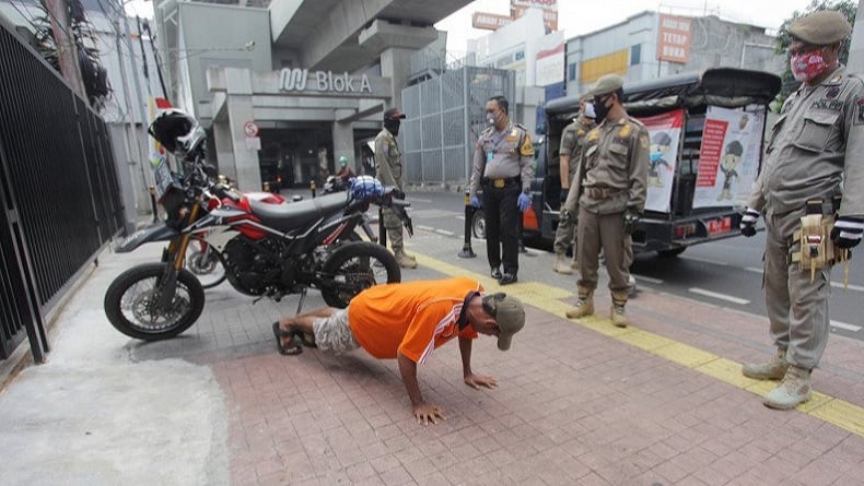 Tepergok Tak Pakai Masker, Ribuan Orang Dihukum Push Up dan Kerja Sosial