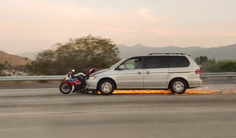 Viral, Pelaku Tabrak Lari Ini Kabur dengan Motor Masih Nyangkut di Mobil