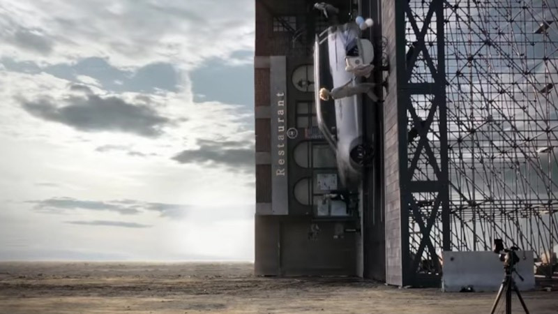 Kia Uji Tabrak Mobil dengan Cara Unik Dijatuhkan dari Ketinggian