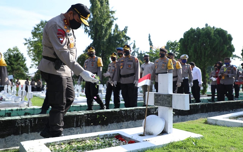 Peringati HUT Ke-74 Bhayangkara, Kapolda Sumut Ziarah ke Taman Makam Pahlawan