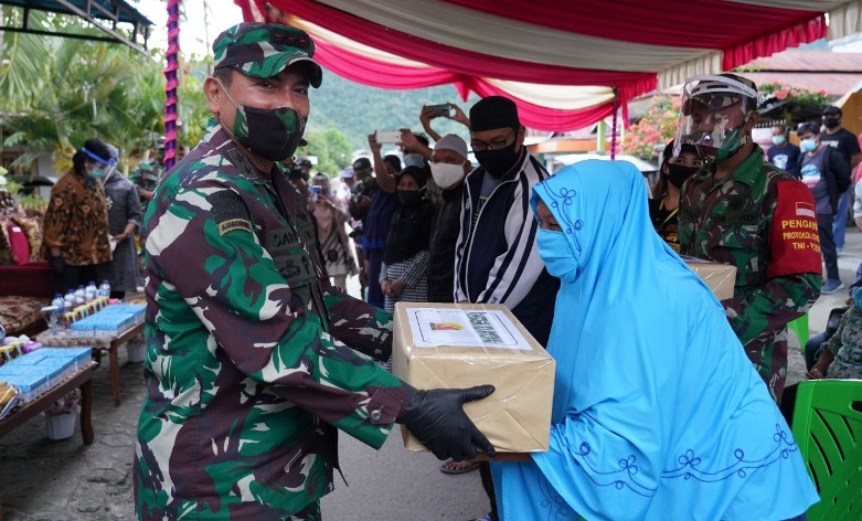 Kunker ke Gorontalo, Pangdam XIII Merdeka Bagikan Bansos ke Petugas dan Warga
