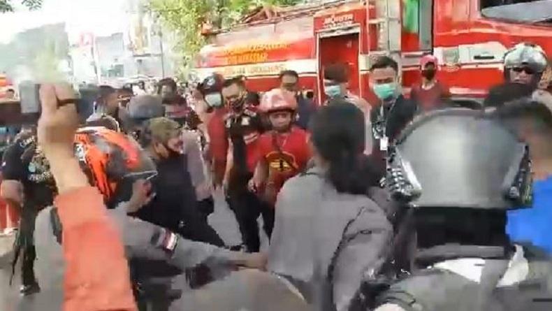 Petugas Damkar di Makassar Diamuk Warga, Diduga karena Telat Datang ke Lokasi