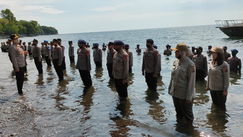 Unik, Polda Sulut Gelar Upacara Kenaikan Pangkat 368 Personel di Pinggir Laut