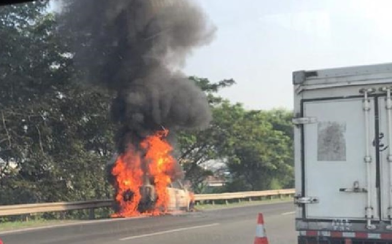 Mobil SUV Terbakar di Tol JORR Bekasi Arah Cakung