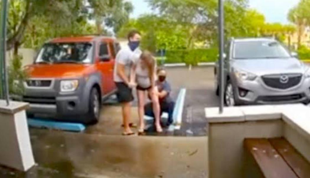 Perempuan Ini Lahirkan Bayi dalam Posisi Berdiri di Tempar Parkir