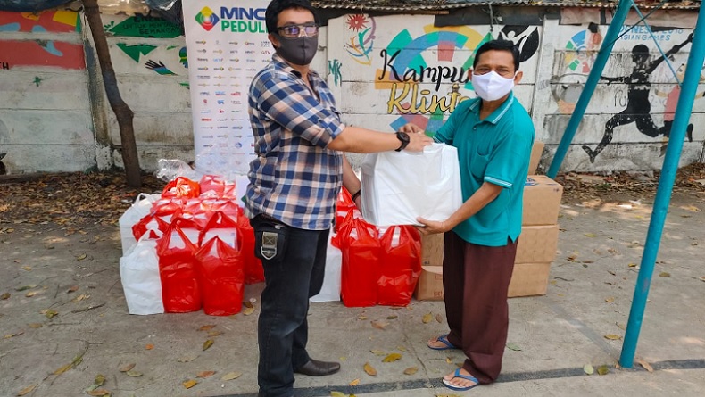 Berdayakan UMKM, MNC Peduli Kirimkan Makanan ke Warga Muara Karang