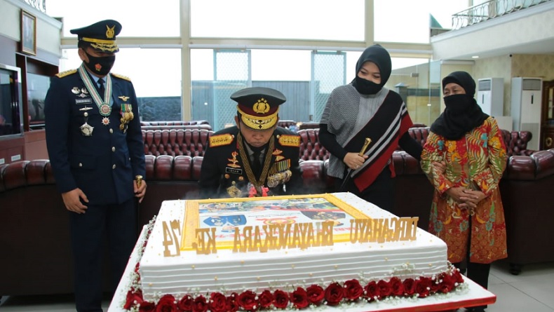 Momen Panglima TNI Beri Kejutan Kapolri Idham Azis di HUT ke-74 Bhayangkara