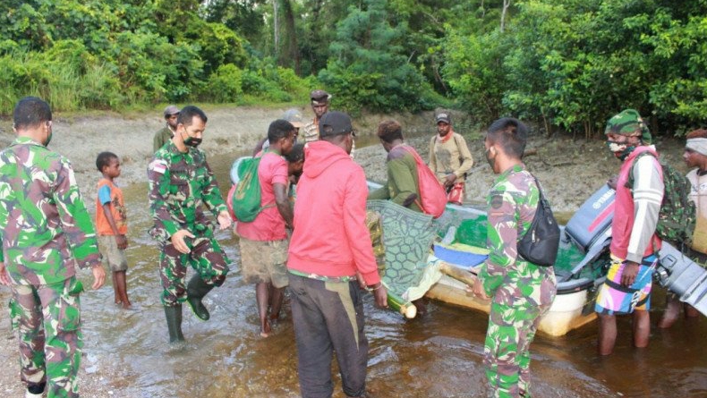 Heroik, Prajurit TNI di Perbatasan Papua Bantu Ibu Melahirkan