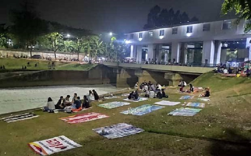 Busa Limbah Masih Terjadi di BKT, Warga Terus Berdatangan Menonton