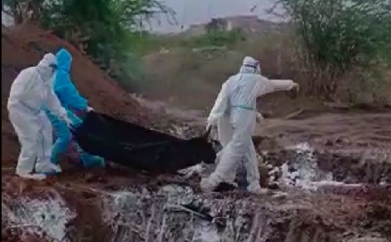Viral! Video Jenazah Korban Covid-19 Dibuang ke Lubang di India