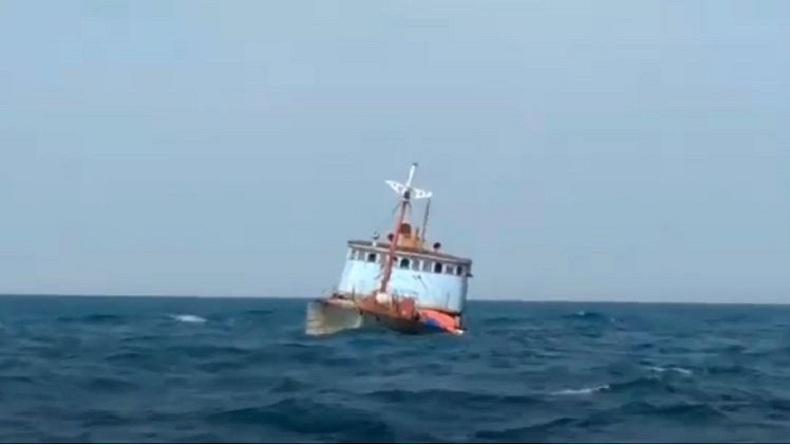 Terekam Video Amatir Detik-Detik Kapal Kargo Tenggelam di Perairan Selat Malaka