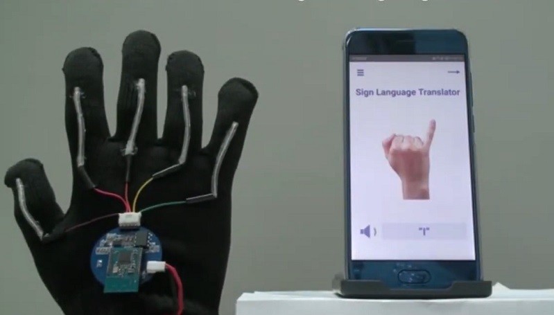 Keren, Sarung Tangan Ini Bisa Terjemahkan Bahasa Isyarat ke Inggris