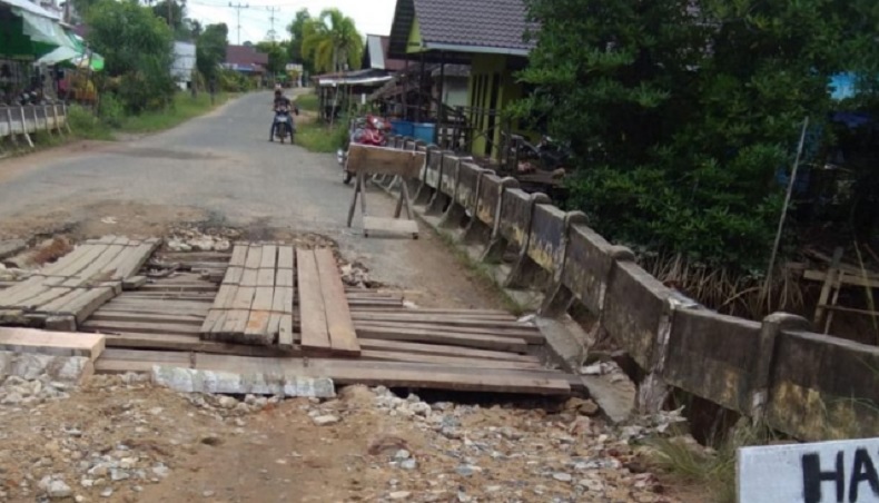 Berbatasan dengan Malaysia, Warga Sambas Kalbar Keluhkan Jembatan Rusak Tak Diperbaiki