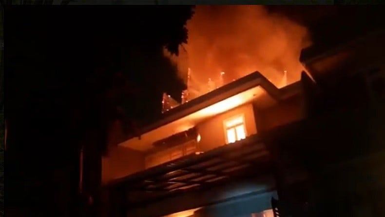 Kebakaran di Perumahan Mewah Kebon Jeruk, Api Melalap Bangunan Lantai 2