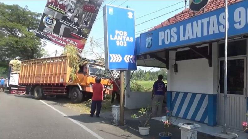 Rem Blong, Truk Tronton Muatan Pakan Tabrak Pohon dan Tiang Baliho di Ponorogo